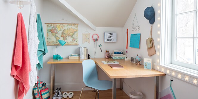 A university students’ desk that has been personalised with accessories using Command™ Strips and Hooks

